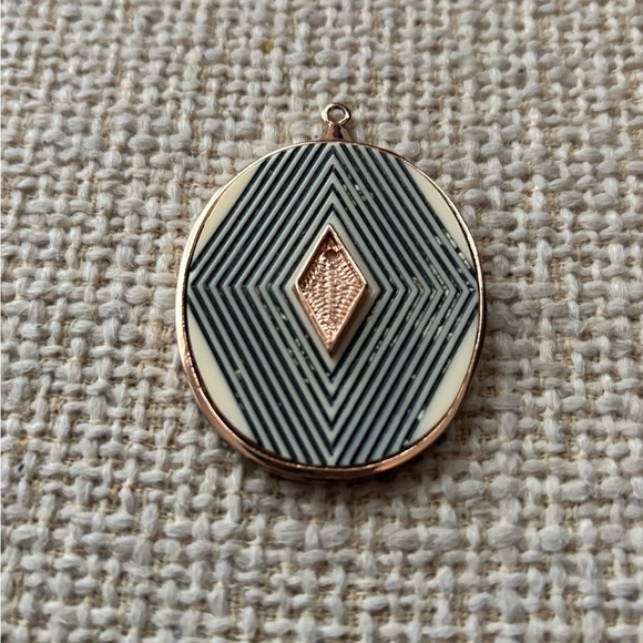 The Unbranded Brand Jewelry - Black and Gold Diamond Design Pendant